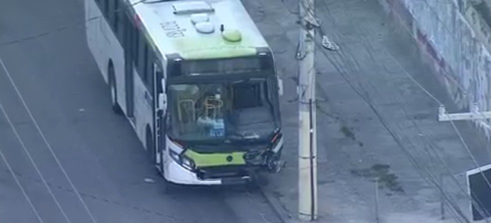Ônibus também ficou destruído (Foto: Reprodução/ TV Globo)