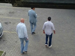 Lutador na delegaci para prestar depoimento sobre agressão a idoso em Feira de Santana (Foto: Aldo Matos/Acorda Cidade)
