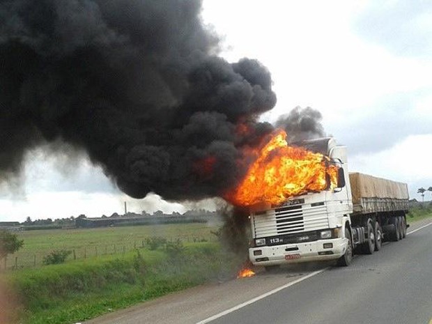 carreta pega fogo (Foto: Site Voz da Bahia / Divulgação)