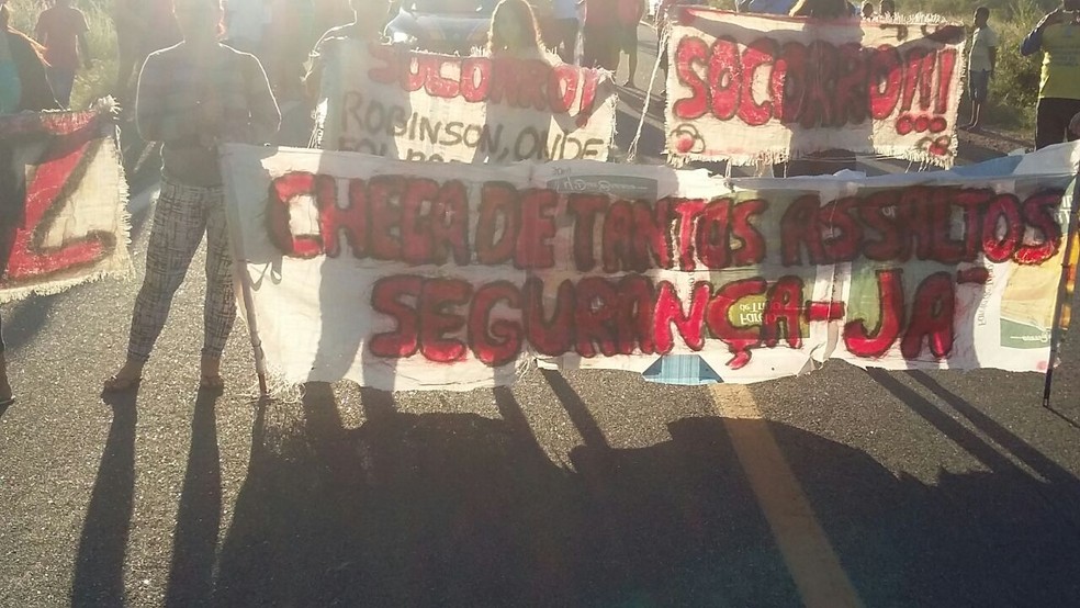 Com faixas, manifestantes cobram segurança na região  (Foto: Divulgação/PM)