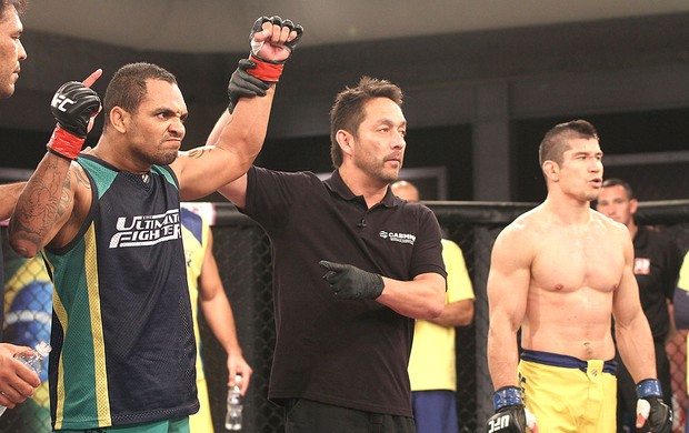 Besouro e Pedro Iriê luta TUF 2  (Foto: Divulgação / UFC)