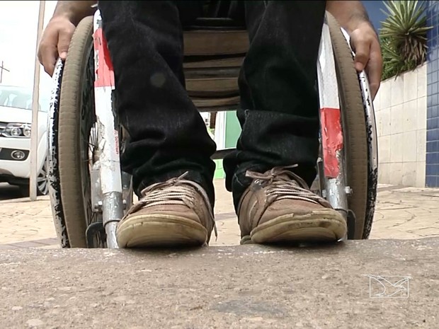 Pessoas com deficiência reclamam de acessibilidade em Imperatriz, MA (Foto: Reprodução / TV Mirante)