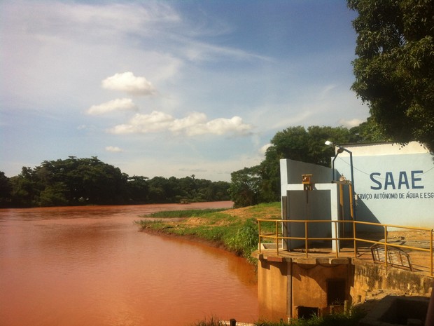 Água do Rio Doce às margens de uma Estação de Tratamento de Água em Governador Valadares (MG). (Foto: Sávio Scarabelli/G1)