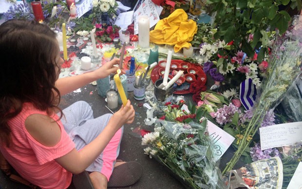 Vigília na casa de Mandela tem flores, velas e canto africano (Foto: Giovana Sanchez/G1)