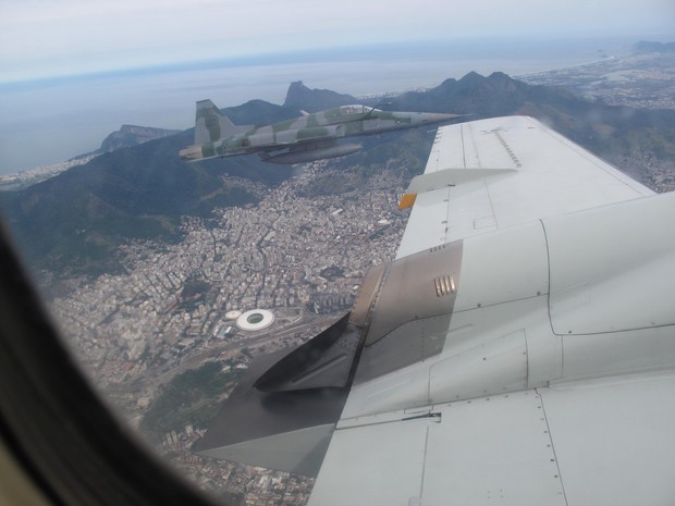 Na simulação, caças escoltam aeronave que invadiu espaço aéreo restrito até a Base Aérea de Santa Cruz (Foto: Alba Valéria Mendonça/ G1)