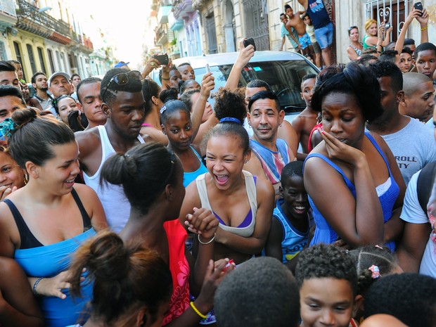 Fãs de Rihanna em Havana, em Cuba (Foto: Yamil Lage/ AFP)