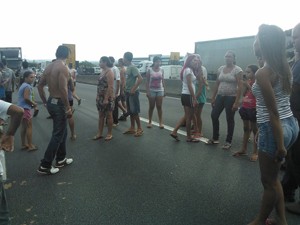 Moradores do bairro Rio Comprido, em São José, param Rodovia Presidente Dutra (Foto: Ana Paula Cunha/ G1)