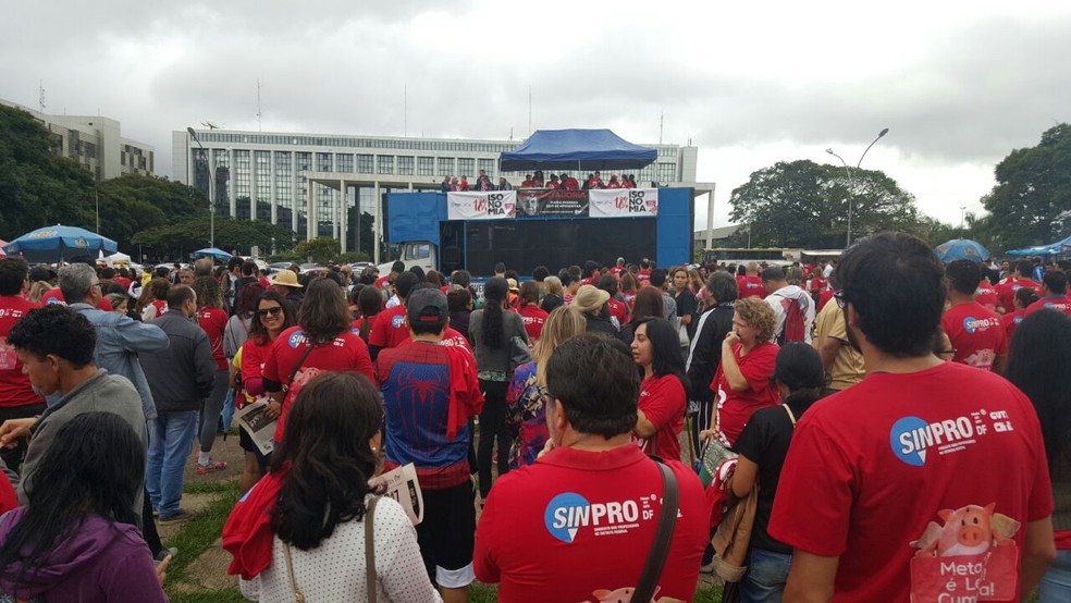 Professores na Praça do Buriti durante assembleia da categoria (Foto: Vinícius Werneck/G1)