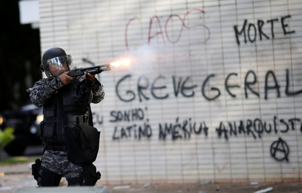 Confronto entre policiais e manifestantes durante protesto contra o presidente Michel Temer, em Brasília (Foto: Ueslei Marcelino/Reuters)