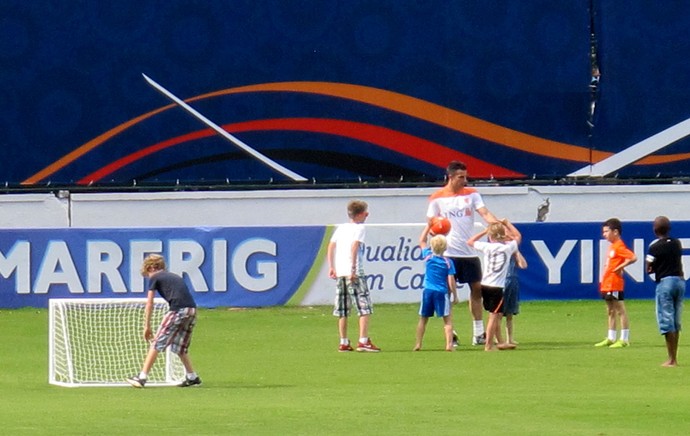 Van persie Holanda brinca com crianças no treino (Foto: Thales Soares)