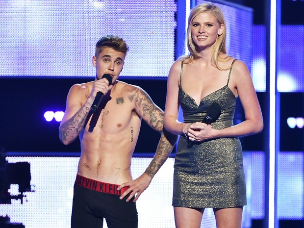 G Justin Bieber faz strip e fica de cueca no palco do Fashion Rocks em NY notícias em Música