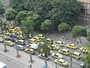 Carreata de táxis ocupa pista da Perimetral, no sentido Centro do Rio 