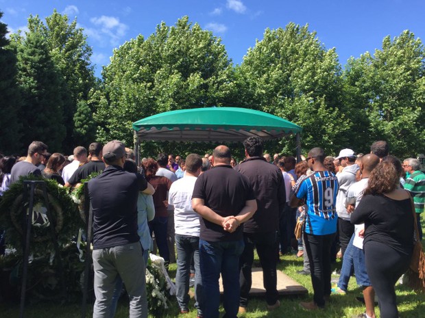 Corpo do jornalista Giovane Klein foi enterrado na manhã deste domingo (4) em Pelotas, RS (Foto: Mateus Marques/RBS TV)