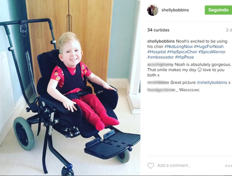 Noah posa com sua cadeira de rodas nova. (Foto: Reprodução/Instagram)