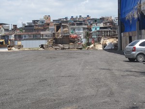 Terreno onde fica o barracão recebeu uma camada de asfalto na noite de quinta-feira (31) (Foto: Alba Valéria Mendonça/ G1)