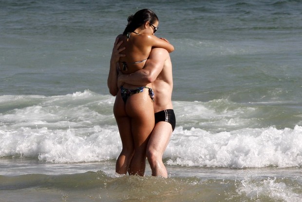 Pérola Faria e o namorado (Foto: Marcos Ferreira /PhotoRionews)