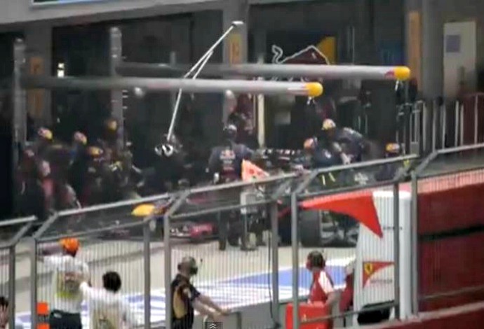 RBR faz pit stop de 1s9 no carro de Mark Webber e bate recorde da Fórmula 1 (Foto: Reprodução / YouTube)