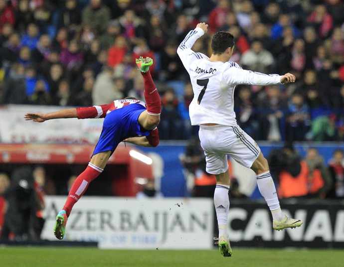 choque trombada Maquillo e Cristiano Ronaldo, Atlético de Madrid x Real Madrid (Foto: EFE)