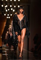 Naomi Campbell usa looks sensuais em desfile da Versace, em Paris