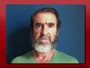 "Sofro com vocês", diz emocionado Cantona, eterno ídolo em Manchester