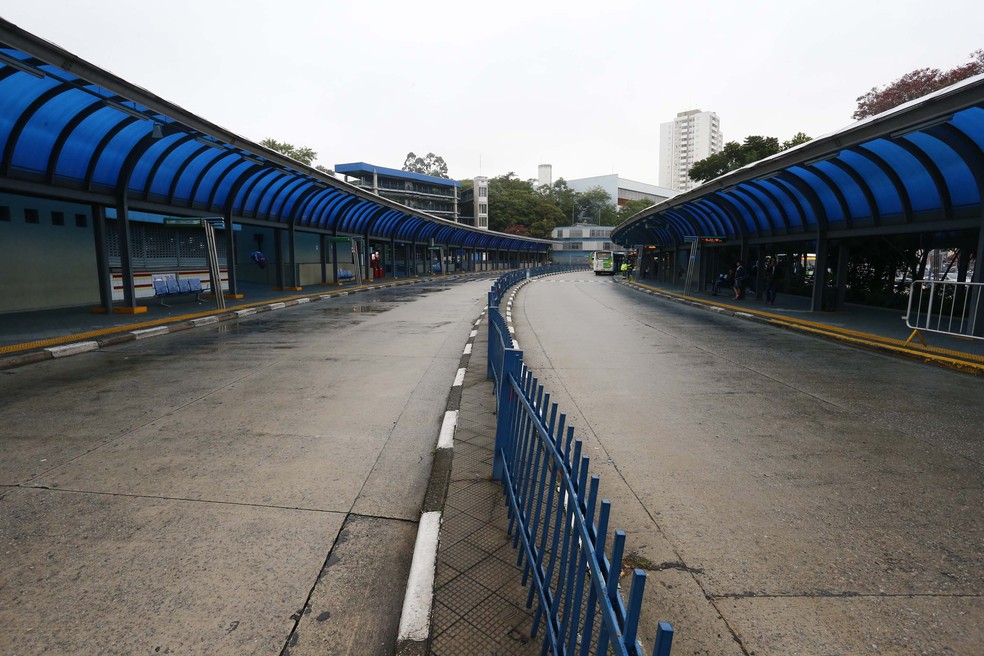 Terminal Cachoeirinha, na Zona Norte de São Paulo (SP), amanhece vazio nesta sexta-feira (28). Diversas categorias aderiram hoje ao movimento nacional intitulado “Greve Geral