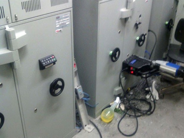 Assaltantes usaram uma furadeira de base magnética para arrombar os caixas eletrônicos. (Foto: Divulgação/Polícia Civil)