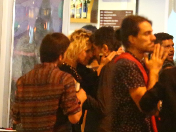 Bruna Linzmeyer e Michel Melamed em bar na Zona Sul do Rio (Foto: Ag. News)
