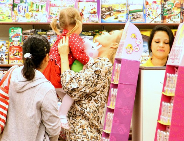 Angélica comprando brinquedo em shopping (Foto: Marcus Pavão/Agnews)