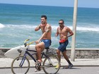 Juliano Cazarré vai de bicicleta a praia para surfar