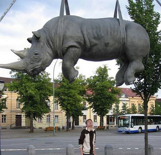 Escultura de rinoceronte na Alemanha (Foto: Reprodução/The World Architecture)