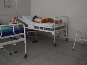 Mulher chegou ao Hospital Municipal de Guaraí muito debilitada (Foto: Marcelo Gris/GuaraíNotícias)