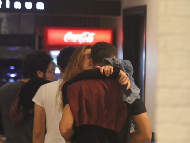 Cauã Reymond e a namorada, Mariana Goldfarb, em shopping em São Conrado, Zona Sul do Rio (Foto: Daniel Delmiro/ Ag. News)