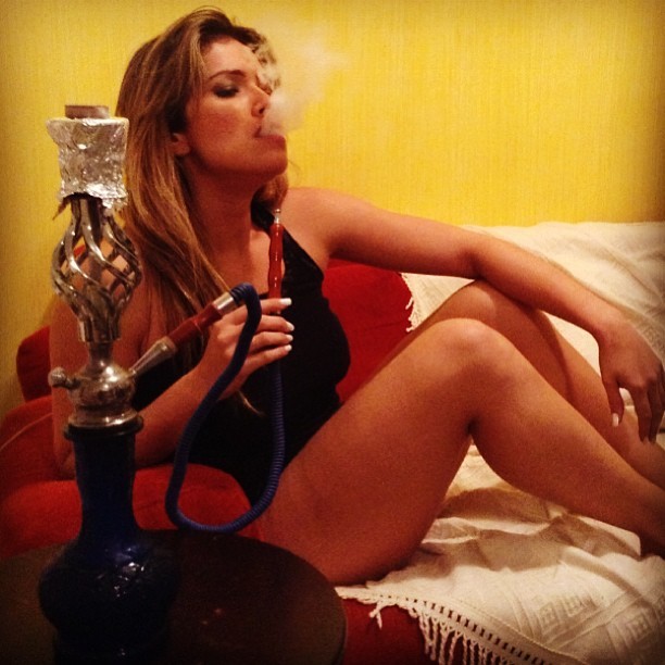 Ex-BBB Fani fuma narguile (Foto: Instagram/ Reprodução)