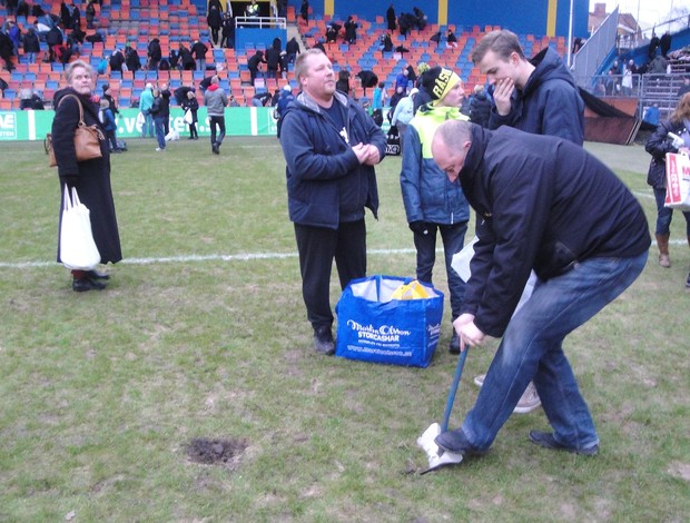 orcedor cavando pedaço do gramado do Rasunda para levar para casa no último evento do estádio. (Foto: Rafael Maranhão / Globoesporte.com)