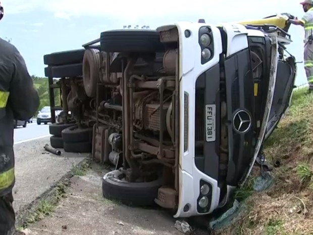 G1 Motorista fica preso nas ferragens após carreta tombar em rodovia