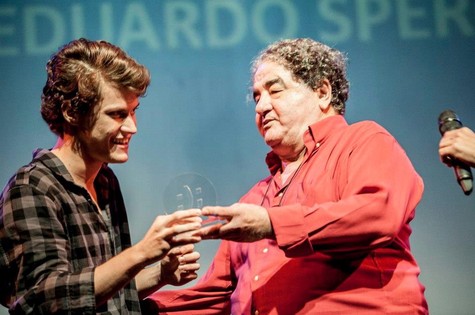 Eduardo Speroni recebe prêmio das mãos de Otávio Augusto (Foto: Divulgação)