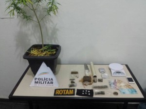 Drogas foram apreendidas com três jovens (Foto: Polícia Militar/Divulgação)