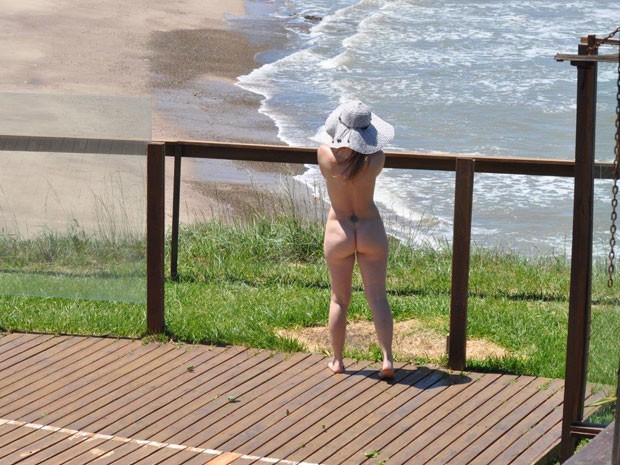 Carina Moreschi, uma das organizadoras da excursão, na Playa Escondida (Foto: Carina Moreschi/Arquivo pessoal)