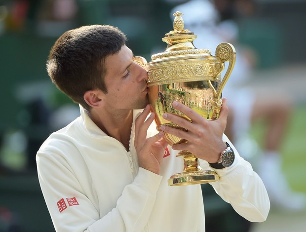 Novak Djokovic final Wimbledon troféu (Foto: EFE)