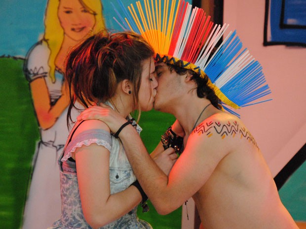 Dinho e Lia se beijam apaixonadamente na frente de todo o Quadrante (Foto: Malhação / Tv Globo)