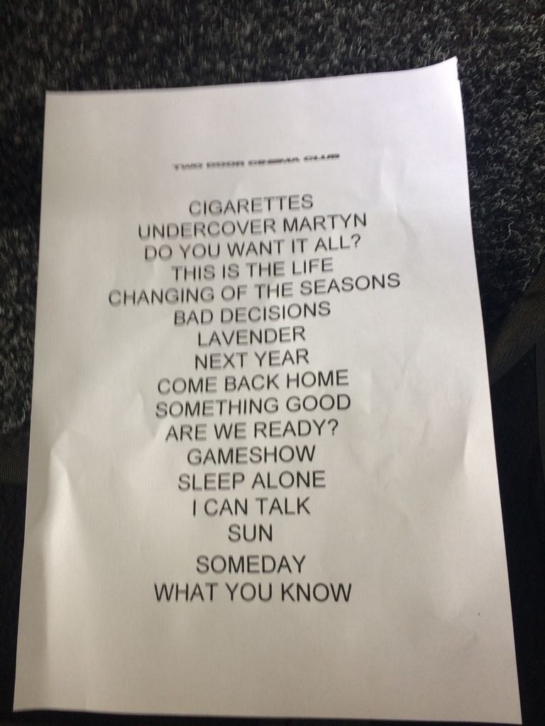Two Door Cinema Club Mistura Musicas Novas E Antigas Em Setlist Do