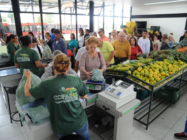 Não é preciso cadastro nem comprovar renda para comprar nos sacolões (Foto: Prefeitura de Curitiba/Divulgação)