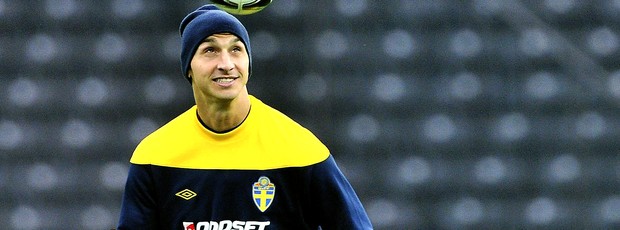 Ibrahimovic no treino da Suécia (Foto: EFE)