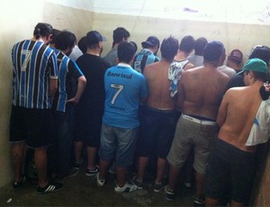 Torcedores do Grêmio foram presos pela Brigada Militar depois de confusão generalizada (Foto: Divulgação/Brigada Militar)