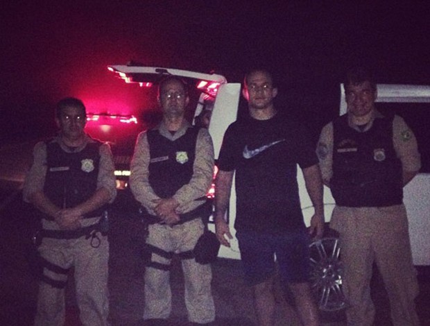Junior Cigano e a Policia Federal  (Foto: Reprodução / Instagram )