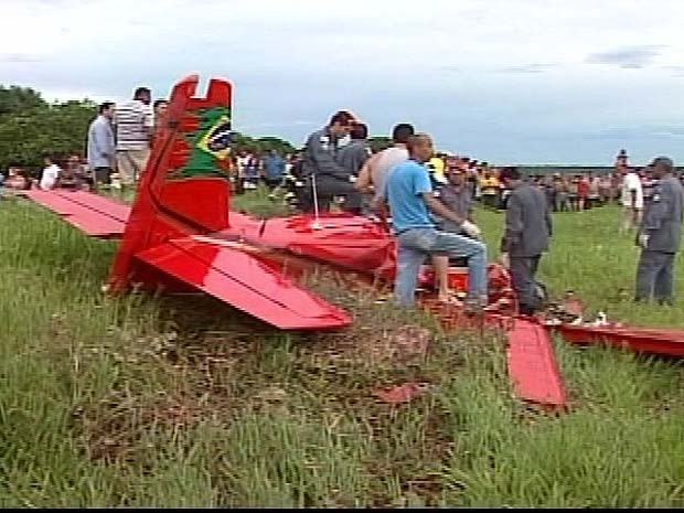 Monomotor explode ao cair próximo à pista do aeroporto de Ituiutaba, MG (Foto: Reprodução/TV Integração)