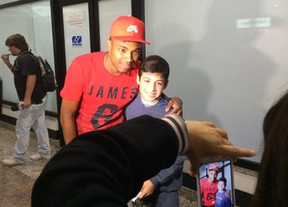 Vitinho desembarca em Porto Alegre para acertar com o Inter (Foto: Eduardo Deconto/GloboEsporte.com)