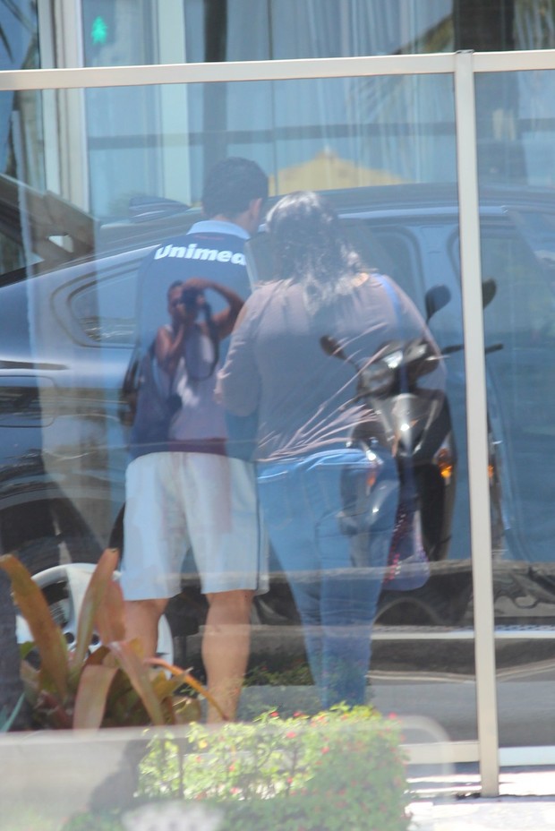 O jogador Fred deixa seu apartamento com sua filha no Leblon, RJ (Foto: Fabio Moreno/Photo RioNews)