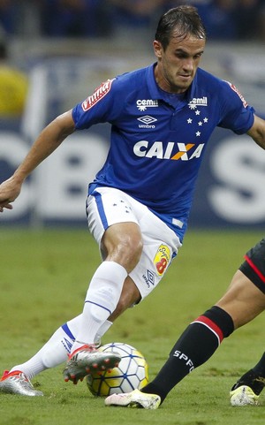 Lucas em lance do jogo Cruzeiro x São Paulo (Foto: Washington Alves / Lightpress)