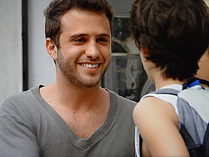 Pedro Nassif conta para os garotos que irá à festa (Foto: Malhação / TV Globo)